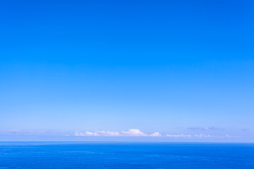 ciel bleu outremer au-dessus de l'océan Indien 