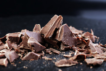 Dark chocolate stack, chips and powder