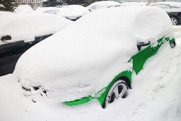 Зима. Машина под снегом на стоянке