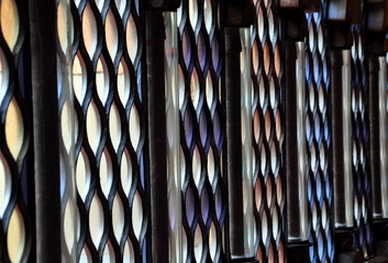 Kunstvolle Buntglasfenster im Palau Güell