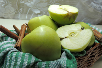 Green apples with cinnamon