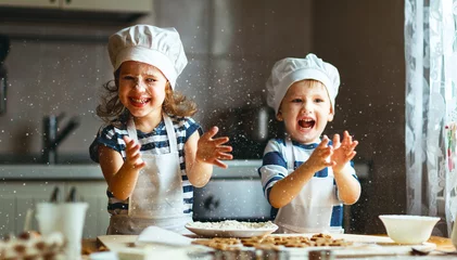 Foto auf Acrylglas Kochen lustige Kinder der glücklichen Familie backen Kekse in der Küche