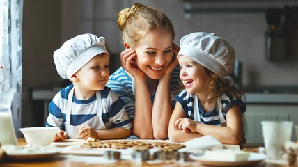 Crédence de cuisine en verre imprimé Cuisinier famille heureuse dans la cuisine. mère et enfants préparant la pâte, ba