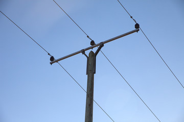 Strommast vor blauem Himmel