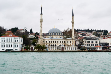 Fototapeta na wymiar Beylerbeyi mosque in Istanbul, Turkey in the winter