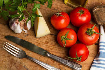 Tomates, queso, perejil y ajo. Vista superior