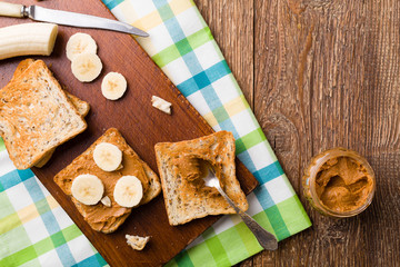sandwich with peanut butter and banana