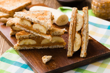 sandwich with peanut butter and banana