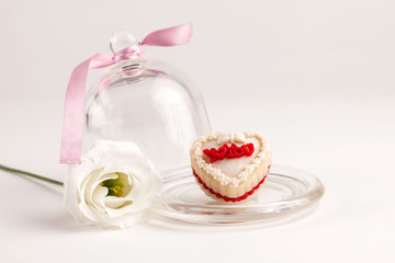 Pâtisserie en pâte d'amande en forme de cœur avec écrit: I love you - gourmandise sucrée
