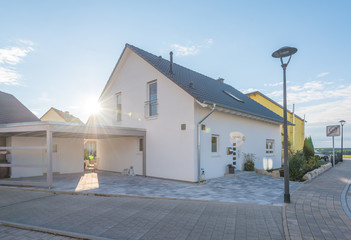 Haus mit Holzcarport