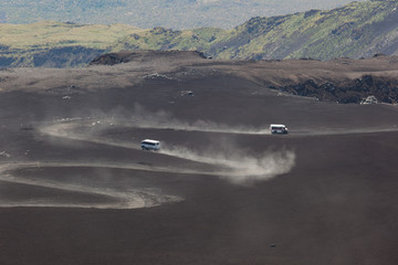 Autobus trasporto turisti sulle pendici dell'etna