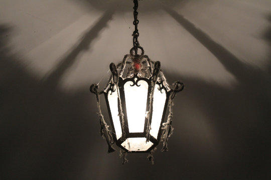 Staubige Lampe mit Spinnf&auml;den