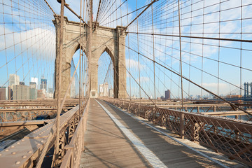 Fototapeta premium Widok pusty Brooklyn Bridge w porannym słońcu, Nowy Jork