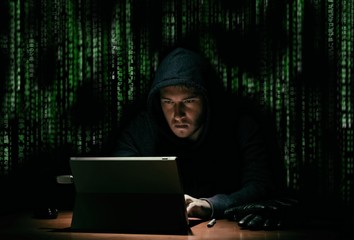 Datendiebstahl, Spionage - Hacker vor Laptop