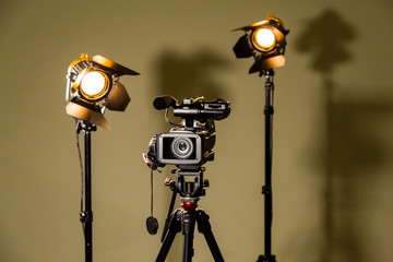 Camcorder and the two spotlights with Fresnel lenses. Filming in the interior or Studio