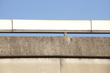 Fototapeta na wymiar Fahrbahnbegrenzung an einer Hochstraße aus Beton