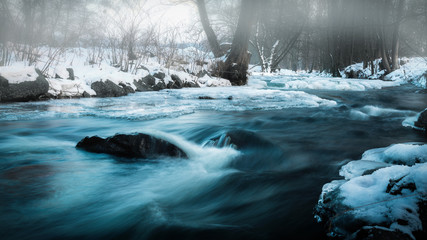 Fluss im Winter