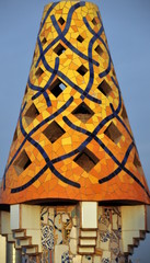 Dekorativer Schornstein auf dem Dach von Gaudis Palau Güell © thauwald-pictures