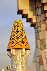 Farbenfrohe Schornsteine auf dem Dach von Gaudis Palau Güell