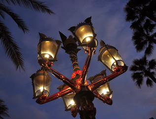 Obraz premium Antike Laterne leuchtend vor dunklem Abendhimmel