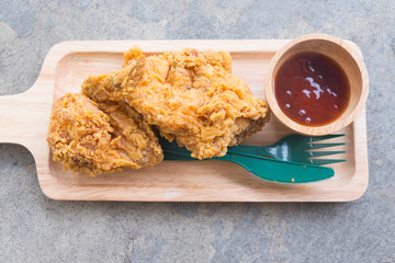 Crispy fried chicken served with tomato sauce