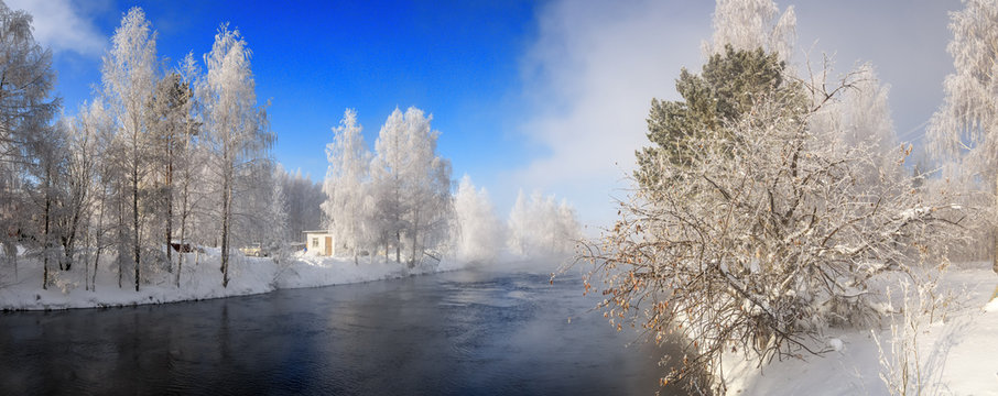 зимний пейзаж на берегу реки с лесом в инее, Россия, Урал