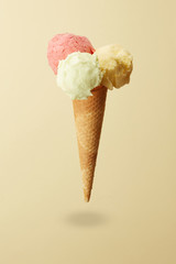 Cono gelato sospeso su fondo colorato
