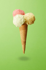 Cono gelato sospeso su fondo colorato