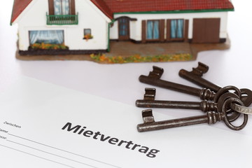 Mietvertrag mit Haus und Schlüssel
