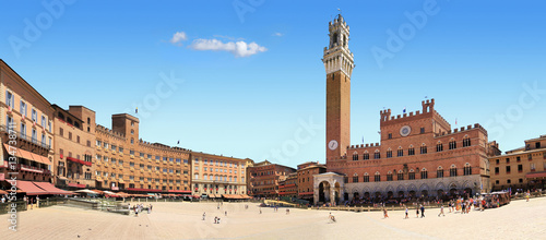 Place du champ et palais public à Sienne