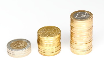 drei Stapel mit Eurom&uuml;nzen