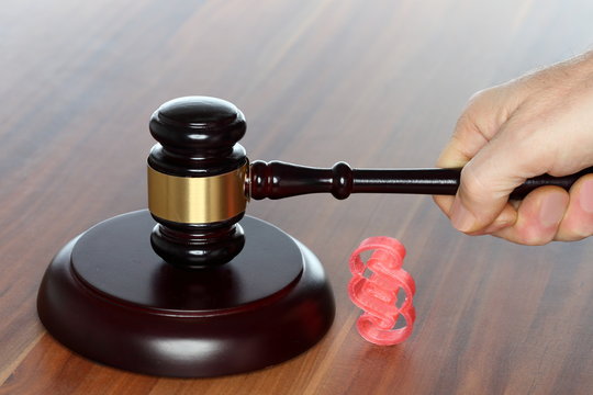 Richterschlag mit Paragraphensymbol