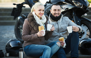 Obraz premium Cheerful smiling couple having picnic with coffee