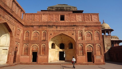 Obraz premium Jahangir mahal. Fachada del edificio central . Fuerte Rojo de Agra. Uttar Padesh. India 