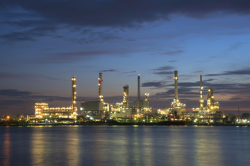 Obraz na płótnie Canvas Refinery plant area at twilight