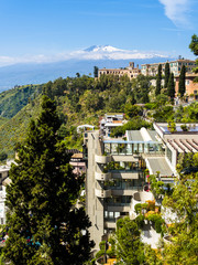 Blick auf Taormina, hinten der Ätna, Taormina, Sizilien Italien