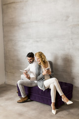 Obraz premium Man showing woman information on tablet and girl holding smartph