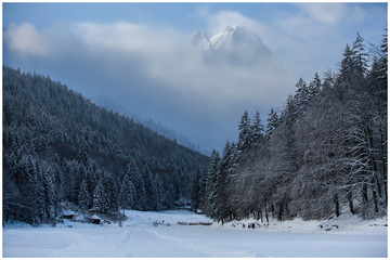 Die beiden Berge kleiner und großer Waxenstein erwachen am Riessersee