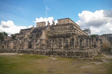 Fototapeta na wymiar Maya Pyramid, Chichen-Itza , Mexico