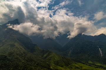 Obraz na płótnie Canvas Green mountains covered in clouds in Vietnam