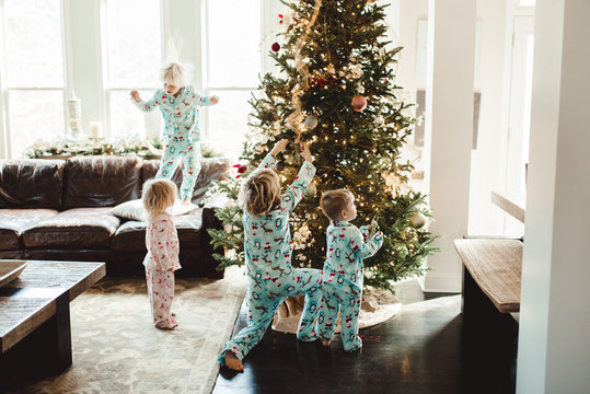 Children decorating christmas tree 