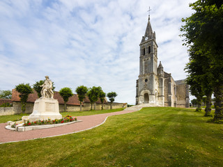 Fototapeta na wymiar Kriegerdenkmal für die Gefallenen des 1. Weltkriges bei Villeloin-Coulangé, Region Loire, Frankreich