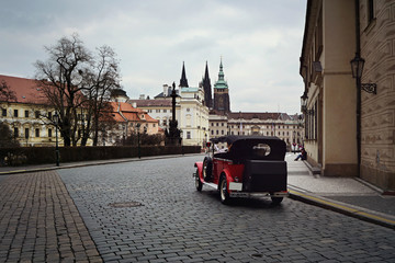 Praga antica con macchina