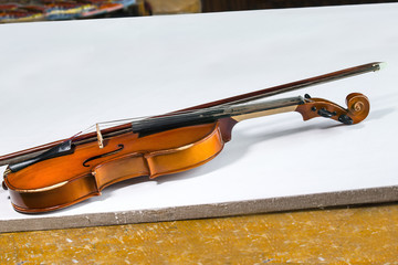 Fototapeta premium Violin and bow lying on the sub frame