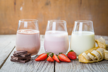 Selectie van gearomatiseerde melk - aardbei, chocolade, banaan
