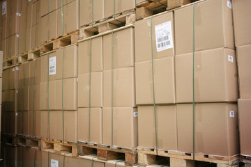 Viele große Kartons auf Europaletten in einer Lagerhalle