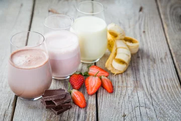 Papier Peint photo Lavable Milk-shake Sélection de lait aromatisé - fraise, chocolat, banane