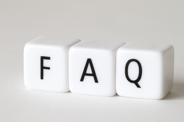 FAQの文字が書かれた白いキューブ