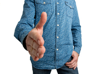 Mann reicht die Hand zum Handschlag