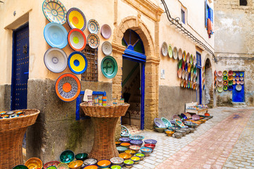 Colorful ceramic souvenirs on the street in a shop in Morocco - obrazy, fototapety, plakaty